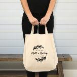 Bold Gren Bröllop Monogram Tygkasse<br><div class="desc">Anpassningsbar tryckt tote bags gör en roligt och ett funktionellt bröllop till din gäst kommer att göra kärlek! Anpassa mallen med briden och gruppens namn eller monogram initialer. Lägg till bröllop-datum, stad, stat eller plats namn eller annan anpassningsbar. Denna moderna, rustiska logotyp-stil-utformning har ett djärvt, lövbart grenar med blandat typsnitt....</div>