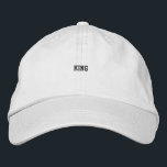 Bold Kung-text Embroiderad Manar Boys White Cap Broderad Keps<br><div class="desc">Höj utseendet med den alternativa skymda vita justeringsbara kap som har fet "Kung"-textbroderier. Den här kapsylen tillverkad av mjuk bomull ger en blandning av stil och komfort för vardaglig bära. Det justerbara bandet ger ett säkert och anpassade som passar och skapar det som ett tillbehör till perfekten</div>