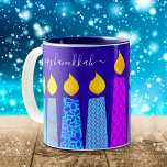 Bold Menorah Candles Lycklig Hanukkah skript på Bl Två-Tonad Mugg<br><div class="desc">"Lycklig Hanukkah." Här är ett enkelt sätt att komma in på helgdag varje morgon. Lägg till extra gnistra på din dag när du slappna av med din favoritdryck i den här färgfulla anpassningsbarna Hanukkah-kaffet mugg. En lekfull, konstgjord illustration av blå menorahljus med färgstark faux foil mönster och modern typografi täcker...</div>