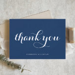 Bold Modern Calligraphy Navy Blue Tack Kort<br><div class="desc">Skicka tack med det här anpassadet tack till ditt kort. Den har modern kalligrafi och enkel typografi på marin blå bakgrund. Anpassa genom att lägga till ditt namn eller annan information. Det här kalligrafkortet är perfekt för företag,  bröllop,  möhippor,  babyduschar,  studenten och mycket annat.</div>
