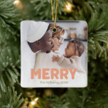 Bold Modern Merry Ceramic Ornament<br><div class="desc">Skicka varmt önskemål den här julhelgen med denna unika och söta, djärva, moderna keramiska prydnadsföremål från Merry. Dess enkla och minimalistiska utformning har en boho-inspirerad inslag i ljusa rosa, pastellkoraller, grönt, och persikofärgade nyanser. Genom att fira den festliga andan från december ger denna utformning en trevlig och roligt beröring till...</div>