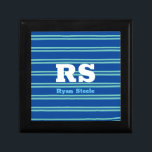 Bold Monogram & Namn, Lt. Teal Linjer på Deep Blue Minnesask<br><div class="desc">Anpassa det feta vita monogrammet och namn på linjer på ljusteal på djup blå bakgrund.</div>