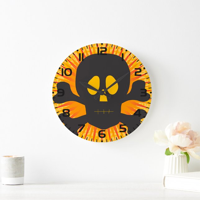 Bold Skull and Crossbones with Orange Burst Stor Klocka (Skapare uppladdad)