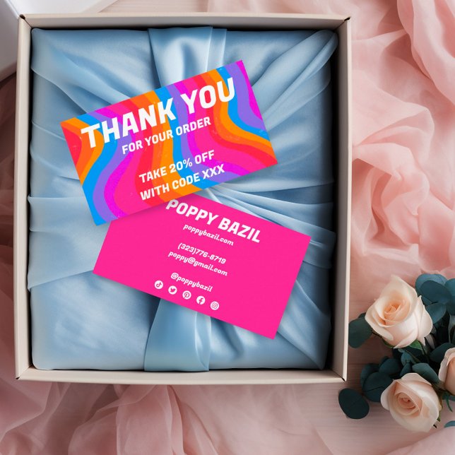 Bold Vågigt rabatt på Tacken för regnbågsordning S Visitkort (Rainbow waves discount thank you note business cards with social media icons)