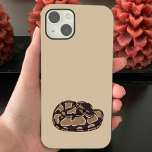 Boll Python Snake, Brown och Tan Illustrated<br><div class="desc">Fläkt av ormar och andra kräldjur kommer att uppskatta detta telefonfall som ger en realistisk illustration av en kokt boll-pytonorm i mörk och ljusbrun mot en ljus- eller sandbakgrund i färgaden.</div>