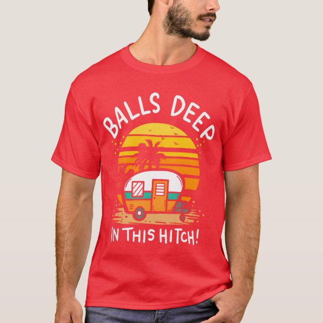 Bollar djupt i hans Hitch Rv Camper Camping vänner T Shirt (Framsida)