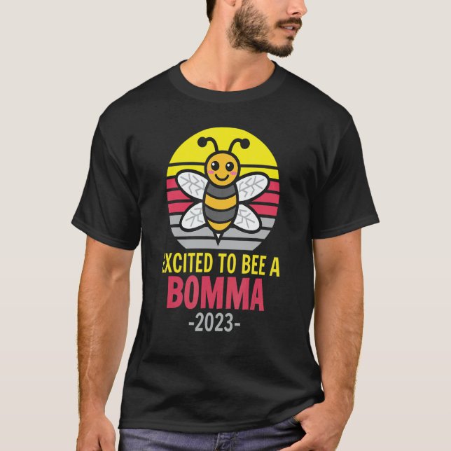 Bomma 2023   Bee   Grandma   Excited To Be A Bomma T Shirt (Framsida)