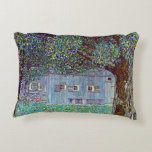 Bondgård i Övre Österrike av Gustav Klimt Prydnadskudde<br><div class="desc">Bondgård i Övre Österrike (1912) av Gustav Klimt är en vintage symbolism-målning från den viktorianska eran. En naturscen med träd och ett fält med blommor med en lada på en gård. Den stora träkonstruktionen har fönster. Om konstnären: Gustav Klimt (1862-1918) var en österrikisk symbolistisk målare och en av de mest...</div>