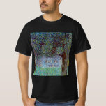 Bondgård i Övre Österrike av Gustav Klimt Tröja<br><div class="desc">Bondgård i Övre Österrike (1912) av Gustav Klimt är en vintage symbolism-målning från den viktorianska eran. En naturscen med träd och en blomsteräng med en lada på en gård. Den stora träkonstruktionen har fönster. Om konstnären: Gustav Klimt (1862-1918) var en österrikisk symbolistisk målare och en av de mest framstående medlemmarna...</div>