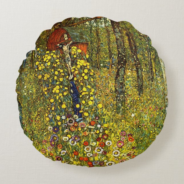 Bondgård med krucifix av Gustav Klimt Rund Kudde (Framsidan)