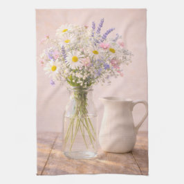 Bondgårdsvas med vilda blommor och keramisk kanna kökshandduk