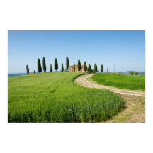 Bondgårdsvilla med cypresser i Toscana