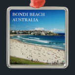 Bondi Beach Julgransprydnad Metall<br><div class="desc">Square-prydnadsföremål med en bild av Bondi Beach eller Bondi Bay, en populär strand och namn i den omgivande förorten i Sydney, New South Wales, Australien. Valfri text. Bondi Beach ligger 4 sjömil (7 km) öster i Sydneys centrala affärsdistrikt, i Waverleys kommunfullmäktige, i Östran Suburbs. Se hela Australiens namninsamling i avsnittet...</div>