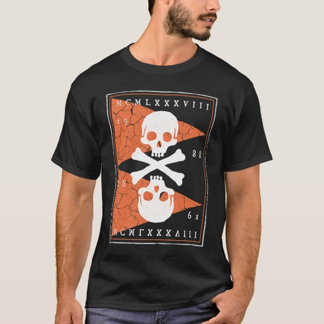 Bones and Skulls Pirate  2 T Shirt (Framsida)