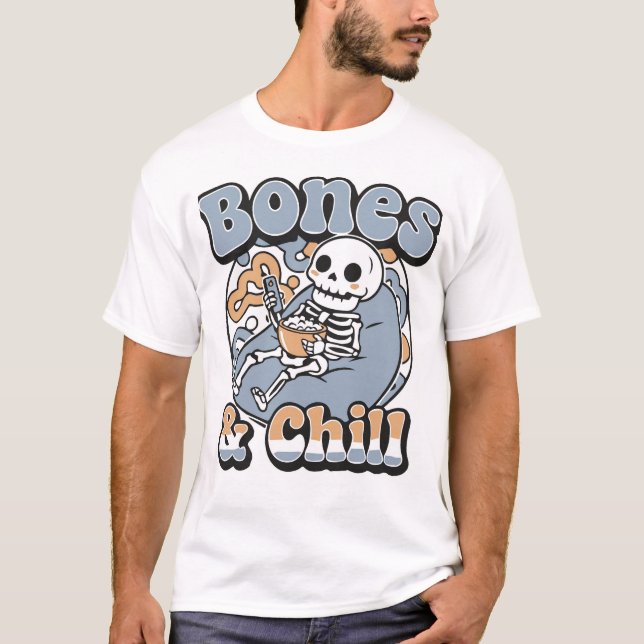Bones & Chill Rolig Skelett Avslappnad på Pärlsäck T Shirt (Framsida)