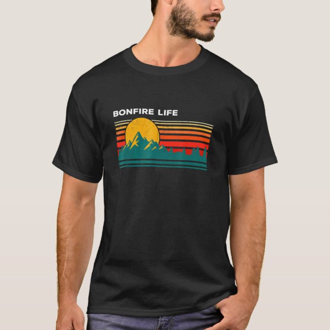 Bonfire Life Camper Exdoor Camp Vild Nature Tour T Shirt (Framsida)