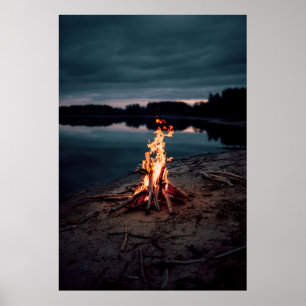 Bonfire nära kroppen i vatten under natten poster