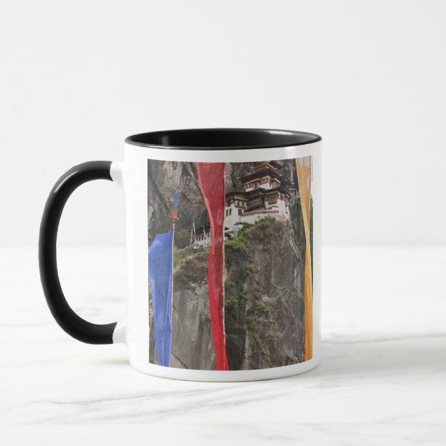 Bönflaggor hänger nära Taktshang Mugg (Vänster)