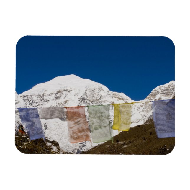 Bönflaggor och Mount Jhomolhari, Bhutan. Magnet (Horisontell)