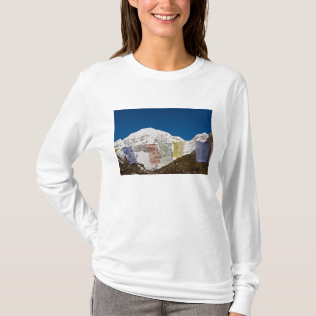 Bönflaggor och Mount Jhomolhari, Bhutan. T-shirt (Framsida)