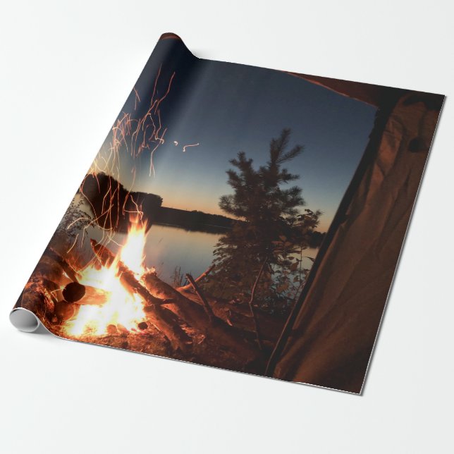 Bonfre nära kroppen vatten presentpapper (Utrullad)