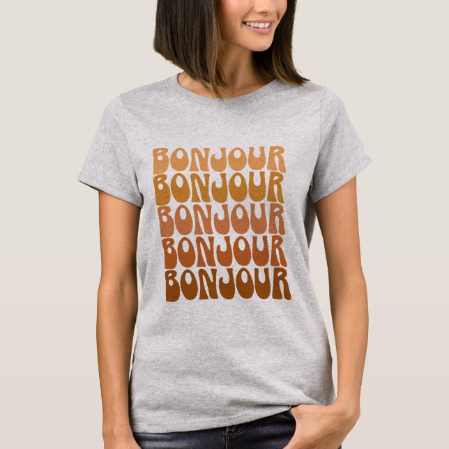 Bonjour | Franska Hej i Brun Groovy Typografi T Shirt (Framsida)