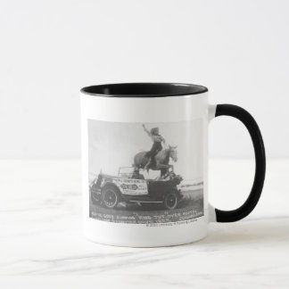 Bonnie grå banhoppning henne horse. mugg