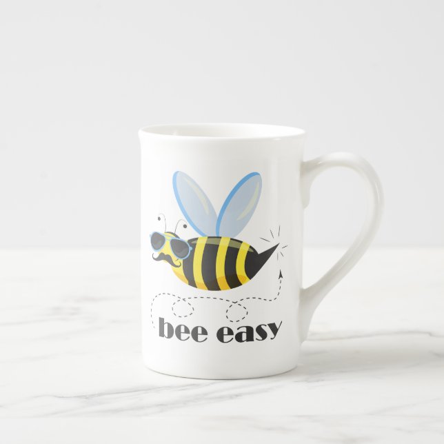 Bönskaraktär med mustasslor Bee Easy Benporslin Mugg (Höger)