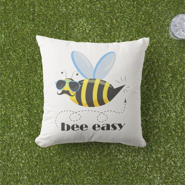 Bönskaraktär med mustasslor Bee Easy Kudde (Gräs)