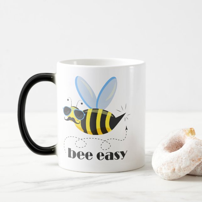 Bönskaraktär med mustasslor Bee Easy Magisk Mugg (Med munk)