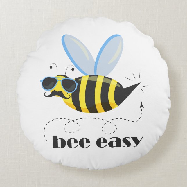 Bönskaraktär med mustasslor Bee Easy Rund Kudde (Framsidan)