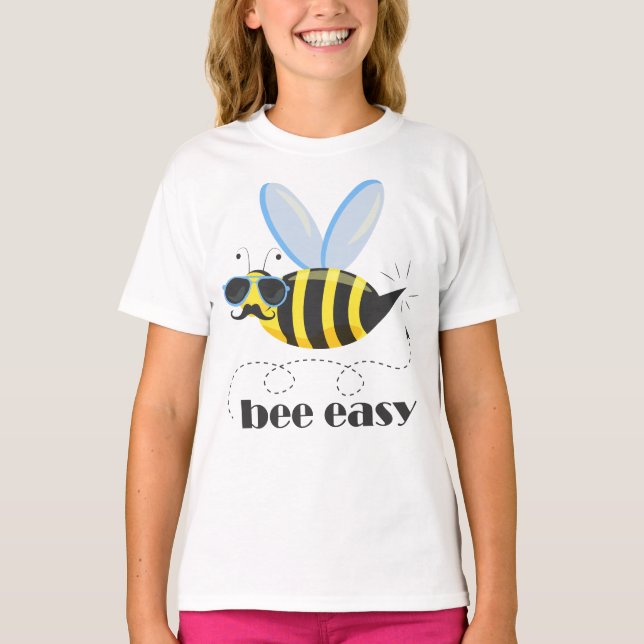 Bönskaraktär med mustasslor Bee Easy T Shirt (Framsida)
