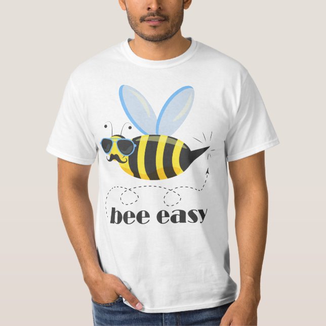 Bönskaraktär med mustasslor Bee Easy T Shirt (Framsida)