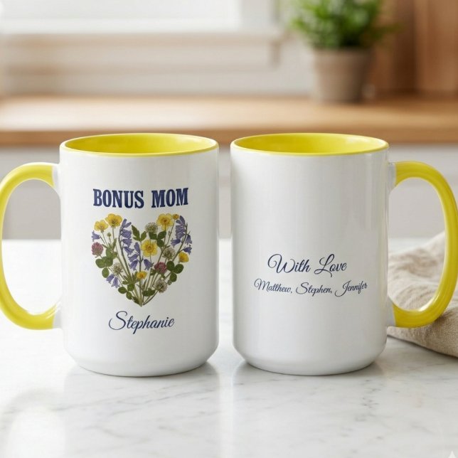 Bonus Mamma Äng Vildblomma Blommig Hjärtform Blå Mugg (Customized floral "Bonus Mom" mug for a stepmother to celebrate a memorable Mother's Day.)