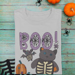 Boo! Cute Patchwork Skeleton Cat and Fladdermus Ha T Shirt<br><div class="desc">Den här söta grafiktesten är perfekt för att sprida halloween-cheer på ett förtjusande sätt. Det innehåller budskapet "BOO!" i lavender färgad brev, som dekoreras med några skämtsamma spindelnät och illustrationer av lappverkspumpor och en lappverkskatt och fladdermus. Mjukisdjuren har knappar ögon och skelett som på sina bellier visar ett svagt skådespel...</div>