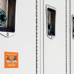 Boo Ghoul Times hanging med min Gnomies Halloween Magnet