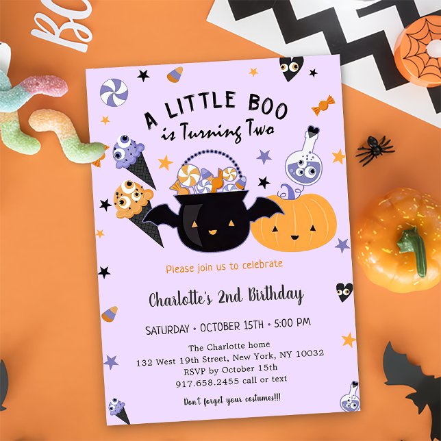 Boo på andra födelsedagen en liten boo håller på a inbjudningar (Skapare uppladdad)