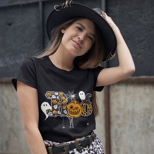 Boo Spöken Pumpkins och Spiders T Shirt (The perfect tee for Halloween featuring whimsical ghosts, pumpkins, and spiders.)