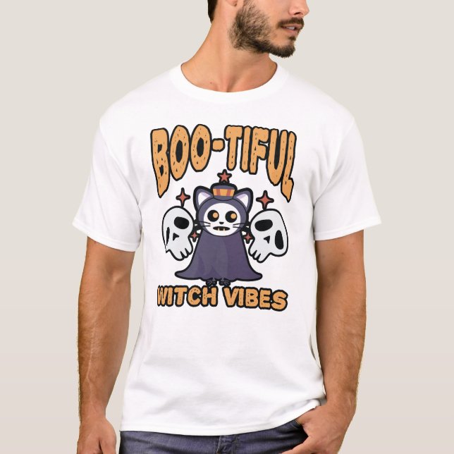Boo-tiful Witch Vibes – Cute Spooky Cat Halloween T Shirt (Framsida)