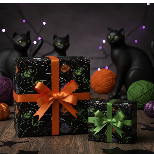 Boo-tifullt Tangled Svarta katter och Yarn Hallowe Presentpapper (Cute Spooky Black Cats Tangled in Yarn Spelling Boo Black Halloween Kids Gift Wrap for Cat Lovers )