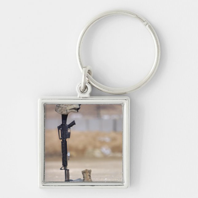 Booar, gevär, hundbrickor och hjälm fyrkantig silverfärgad nyckelring (Framsidan)