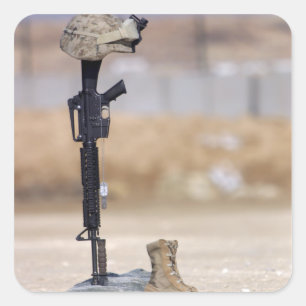 Booar, gevär, hundbrickor och hjälm fyrkantigt klistermärke