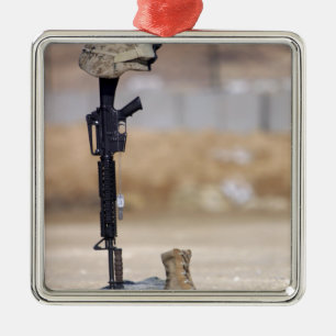 Booar, gevär, hundbrickor och hjälm julgransprydnad metall