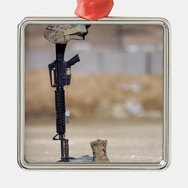 Booar, gevär, hundbrickor och hjälm julgransprydnad metall (Framsidan)