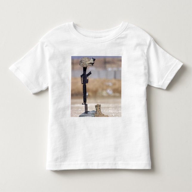 Booar, gevär, hundbrickor och hjälm t shirt (Framsida)