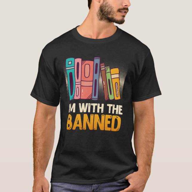 Book  I m with the Banned Bookworm Reading Book fa T Shirt (Framsida)
