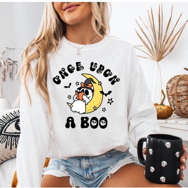 Bookish Ghost Gång på en Boo Halloween T Shirt (Skapare uppladdad)