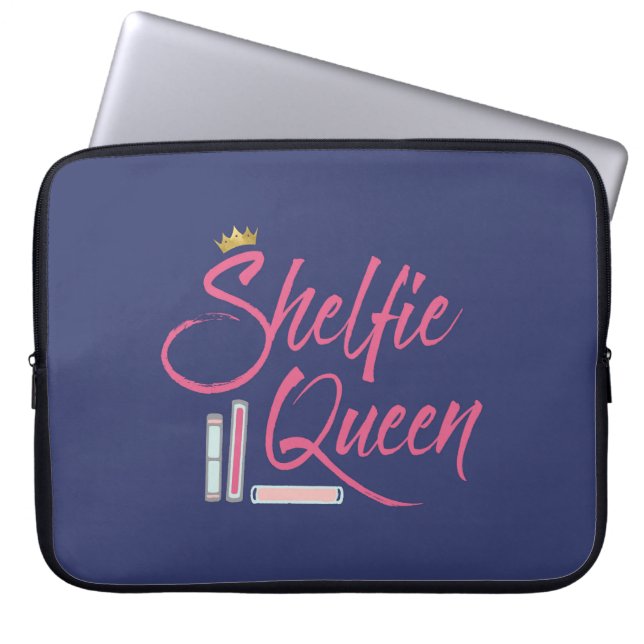 Booklover Shelfie Queen Laptop Fodral (Framsidan)