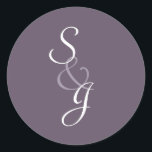 Bookmark Bröllop kuvert Seal-eggplant Runt Klistermärke<br><div class="desc">Mörk lila eggplans kuvertdekal med brids och rummens initialer. Om du vill se den här designen i ett annat stil eller färg kan du skicka e-post till mig på orchardgreetings@gmail.com. Jag skulle vara lycklig för att hjälpa er.</div>