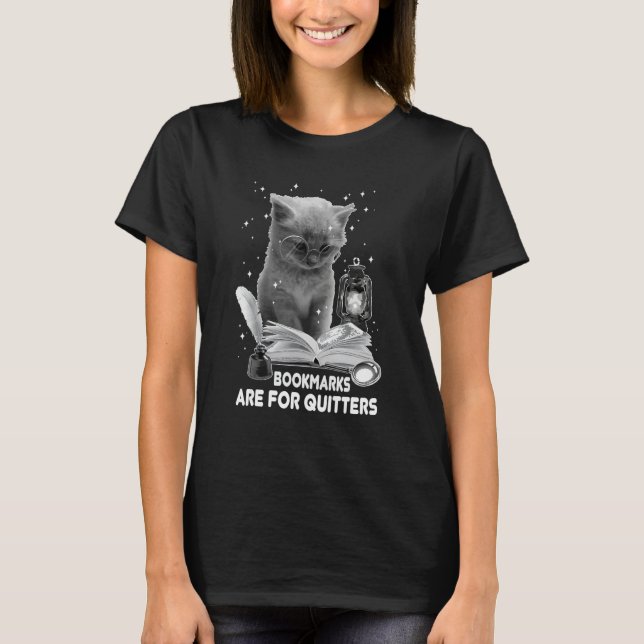 Bookmarks Are For Quitters Cat Reading A Book Love T Shirt (Framsida)